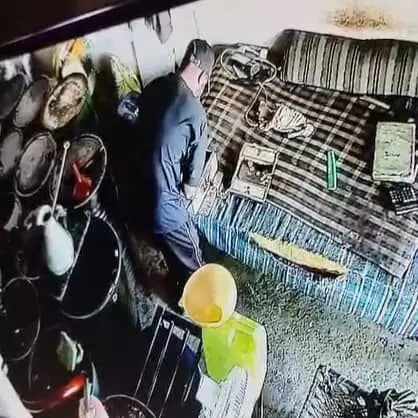 दुकान के अंदर खड़े एक व्यक्ति को सामान देखते हुए सीसीटीवी फुटेज में दिखाया गया है। दुकान के अंदर खड़े एक व्यक्ति को सामान देखते हुए सीसीटीवी फुटेज में दिखाया गया है।