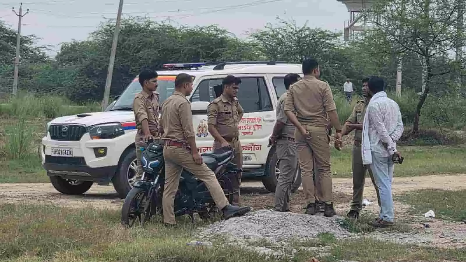 वर्दी पहने पुलिसकर्मी कन्नौज के स्पोर्ट्स स्टेडियम के पास एक मोटरसाइकिल के पास खड़े हैं। वर्दी पहने पुलिसकर्मी कन्नौज के स्पोर्ट्स स्टेडियम के पास एक मोटरसाइकिल के पास खड़े हैं।