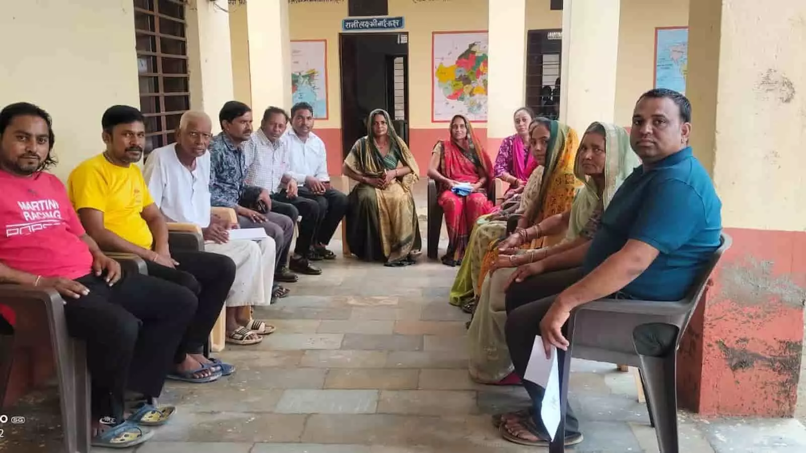 भाणदा विद्यालय में स्टाफ की कमी पर चर्चा करते हुए एसडीएमसी सदस्य और ग्रामीण। भाणदा विद्यालय में स्टाफ की कमी पर चर्चा करते हुए एसडीएमसी सदस्य और ग्रामीण।
