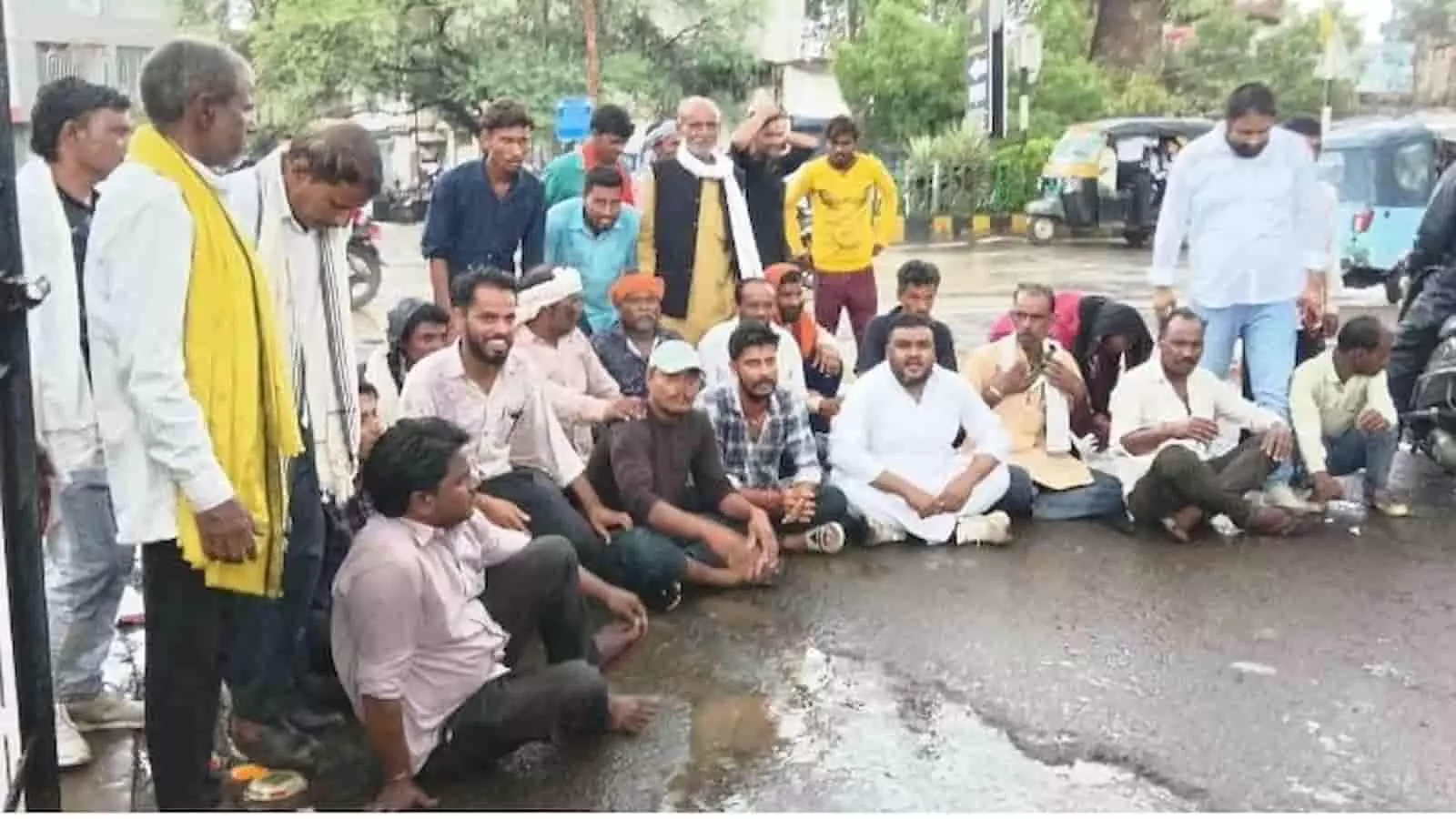 कटनी में बारिश के बीच कलेक्ट्रेट गेट पर ग्रामीणों का धरना, औद्योगिक भूमि आवंटन के विरोध में नारेबाजी