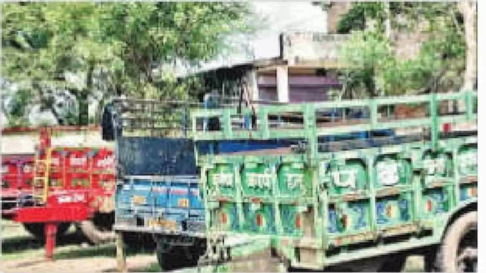 बहोरीबंद पुलिस थाने के बाहर खड़ी बरामद की गई चोरी की तीन ट्रैक्टर ट्रॉलियां।