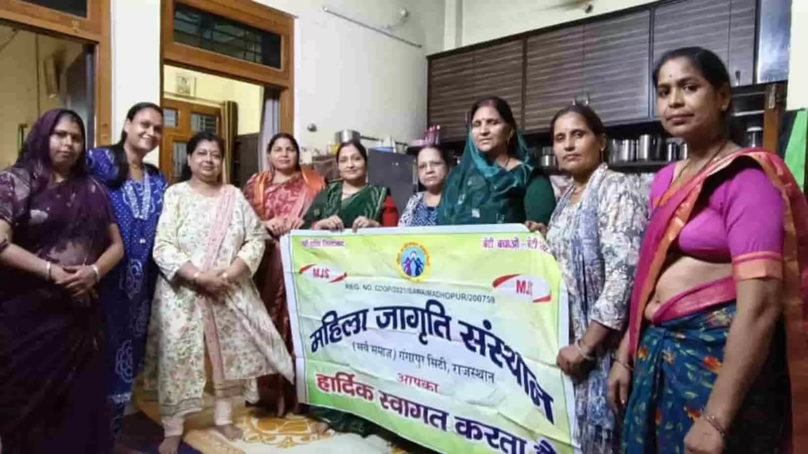 बैनर पकड़े हुए महिला जागृति संस्थान की महिलाएं गंगापुर सिटी में बैठक के दौरान नजर आ रही हैं। बैनर पकड़े हुए महिला जागृति संस्थान की महिलाएं गंगापुर सिटी में बैठक के दौरान नजर आ रही हैं।
