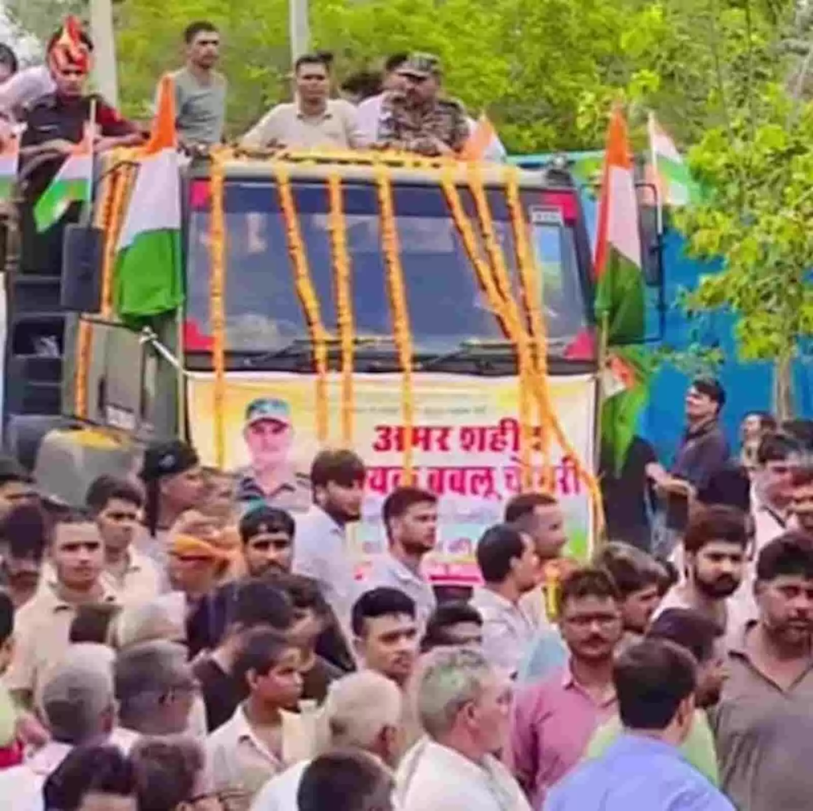 तस्वीर में सेना के जवान की अंतिम यात्रा में उमड़ी भीड़ और तिरंगा लगा वाहन दिख रहा है।