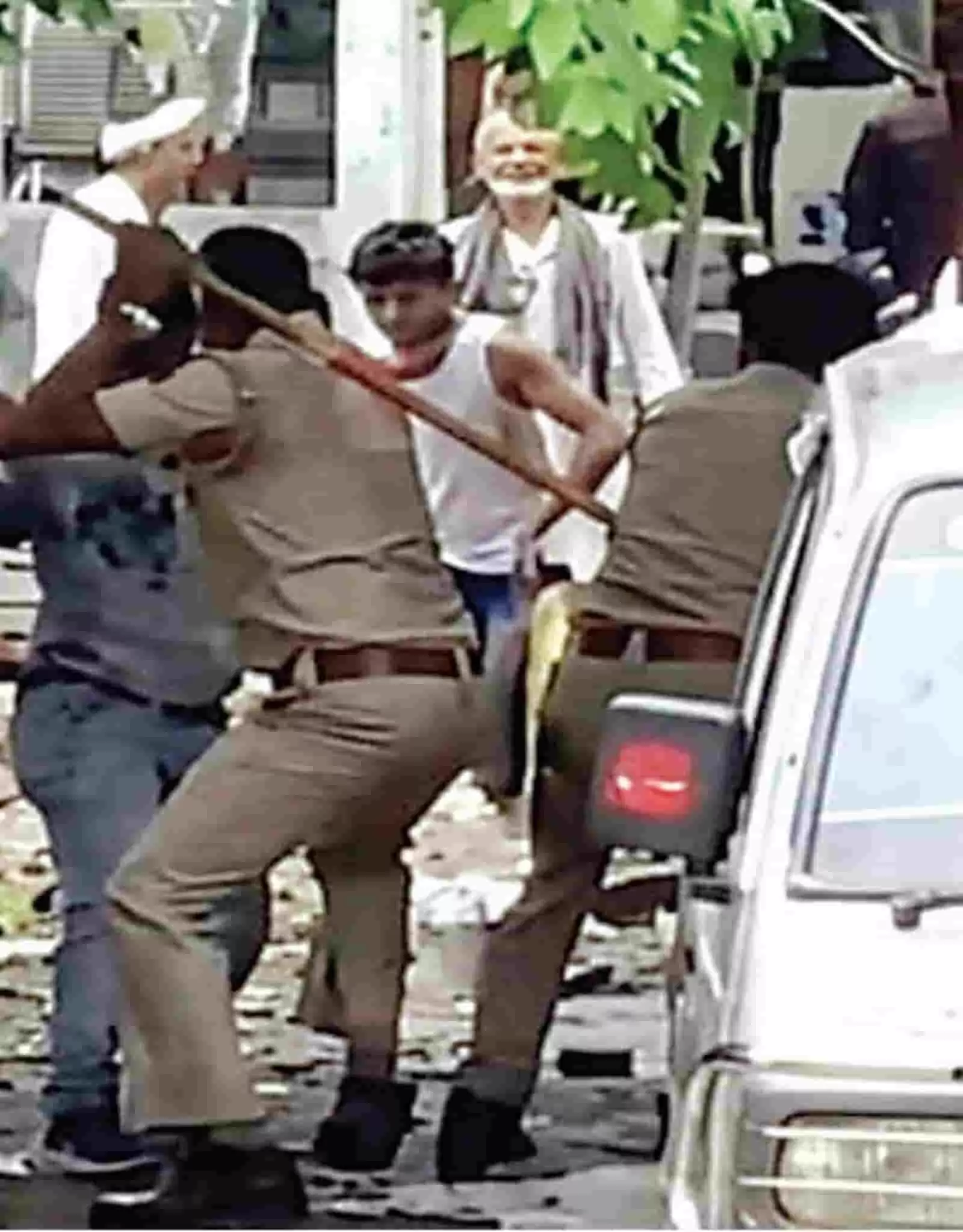 भीलवाड़ा के धौड़ में पुलिसकर्मी सुरक्षा व्यवस्था के लिए प्रदर्शनकारियों पर लाठी चलाते हुए।