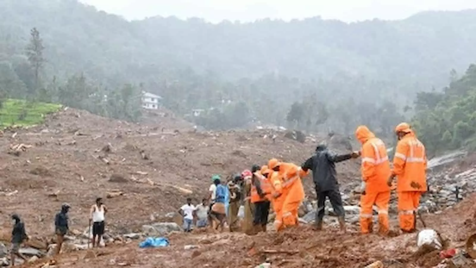 वायनाड में भूस्खलन स्थल पर राहत एवं बचाव कार्य करते हुए बचावकर्मी दिख रहे हैं।
