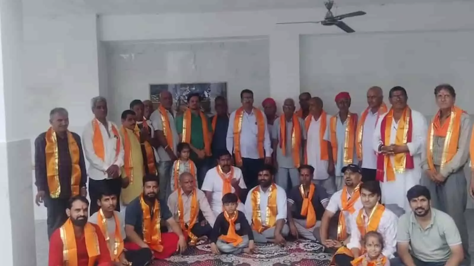 श्री निंबोडा भेरूजी मंदिर प्रांगण में बैठक के दौरान सामूहिक रूप से उपस्थित पालीवाल समाज के लोग।