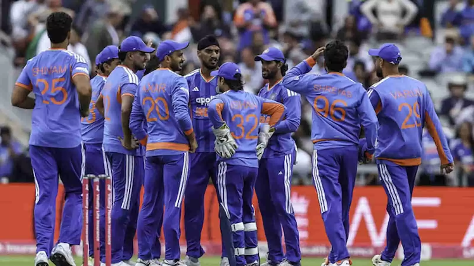 मैदान पर चर्चा करते हुए भारतीय क्रिकेट टीम के खिलाड़ी मैनचेस्टर के क्रिकेट स्टेडियम