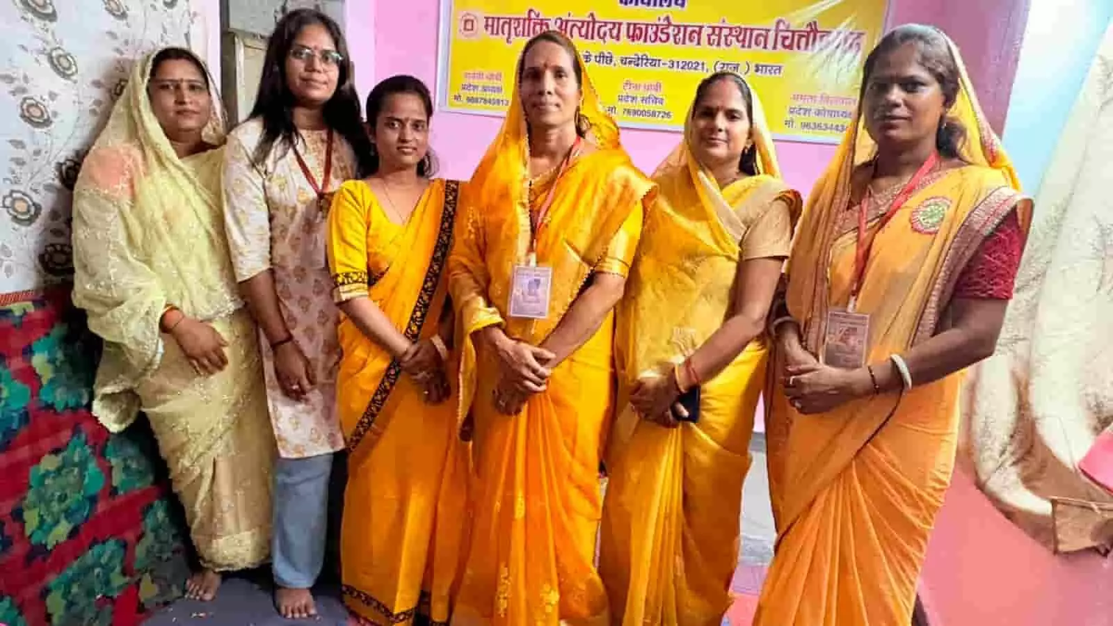 तस्वीर में मातृशक्ति अंत्योदय फाउंडेशन की महिला पदाधिकारी चंदेरिया कार्यालय में स्थापना दिवस समारोह के दौरान खड़ी हैं।