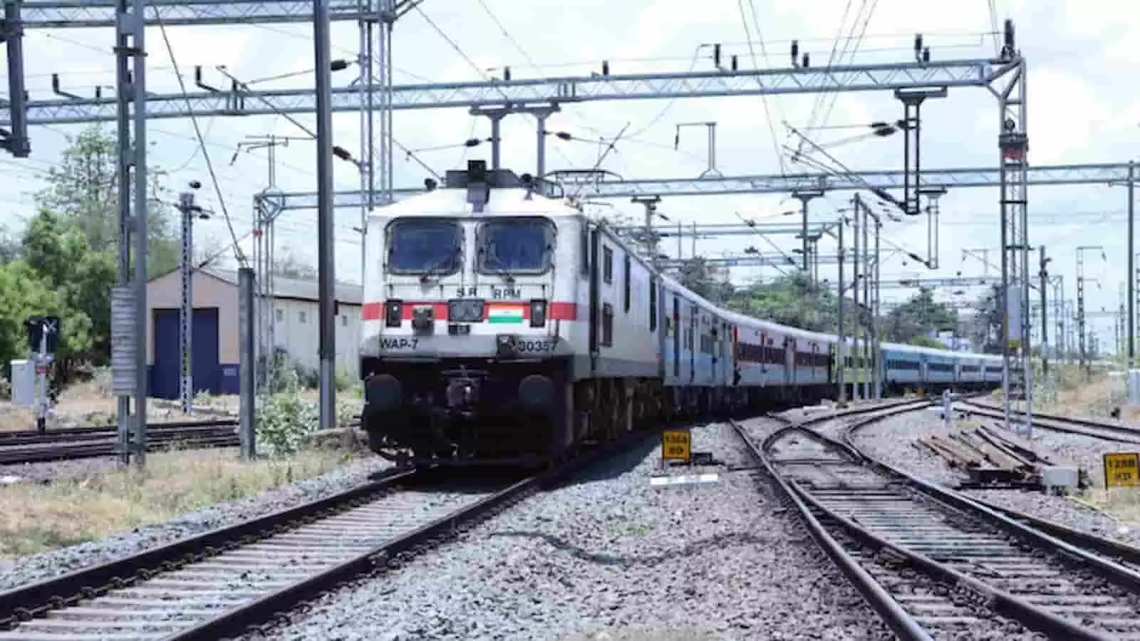 प्लेटफॉर्म पर खड़ी एलटीटी-हज़ूर साहिब नांदेड़ एक्सप्रेस ट्रेन की सीधी दृश्य तस्वीर प्लेटफॉर्म पर खड़ी एलटीटी-हज़ूर साहिब नांदेड़ एक्सप्रेस ट्रेन की सीधी दृश्य तस्वीर
