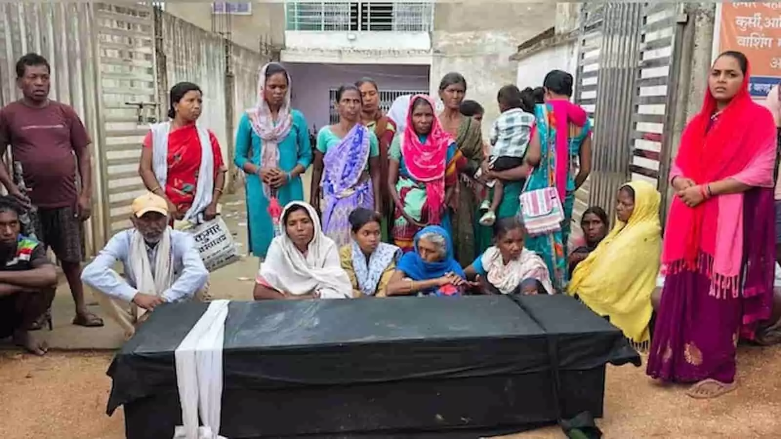 ग्रामीण बैंक के बाहर शव के साथ प्रदर्शन करते हुए परिजन और स्थानीय ग्रामीण।