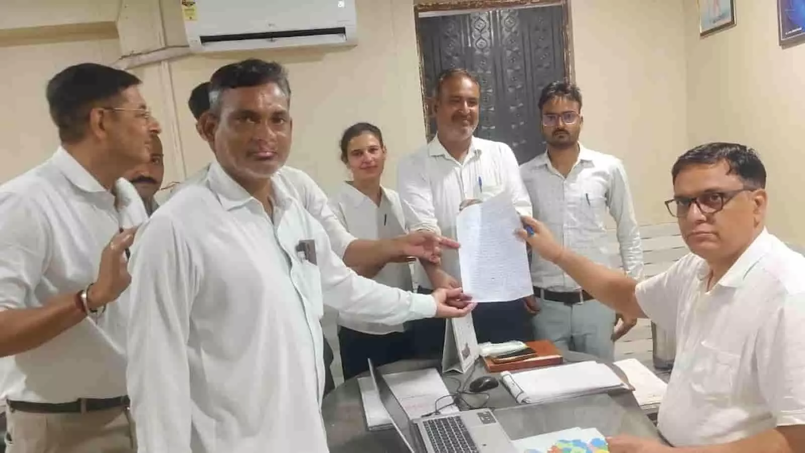 इंटक प्रतिनिधिमंडल डीग में उपखंड अधिकारी को ज्ञापन सौंपते हुए नजर आ रहे हैं।