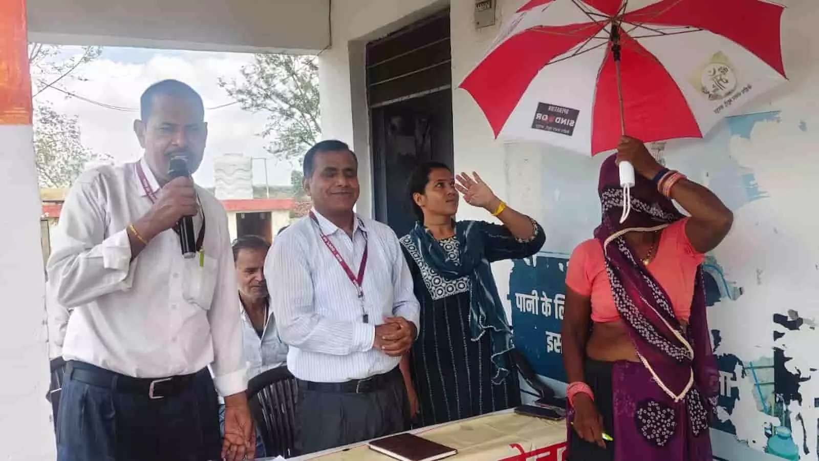 कोटा के खानपुरिया में जागरूकता कार्यक्रम के दौरान मंच पर बोलते अधिकारी और उपस्थित ग्रामीण महिला। कोटा के खानपुरिया में जागरूकता कार्यक्रम के दौरान मंच पर बोलते अधिकारी और उपस्थित ग्रामीण महिला।