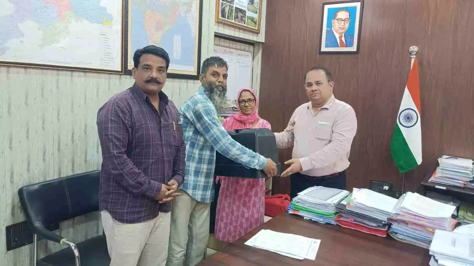 ब्यावर कलेक्ट्रेट कार्यालय में जिला कलक्टर द्वारा एक जरूरतमंद दिव्यांग महिला को सिलाई मशीन भेंट करने की तस्वीर। ब्यावर कलेक्ट्रेट कार्यालय में जिला कलक्टर द्वारा एक जरूरतमंद दिव्यांग महिला को सिलाई मशीन भेंट करने की तस्वीर।