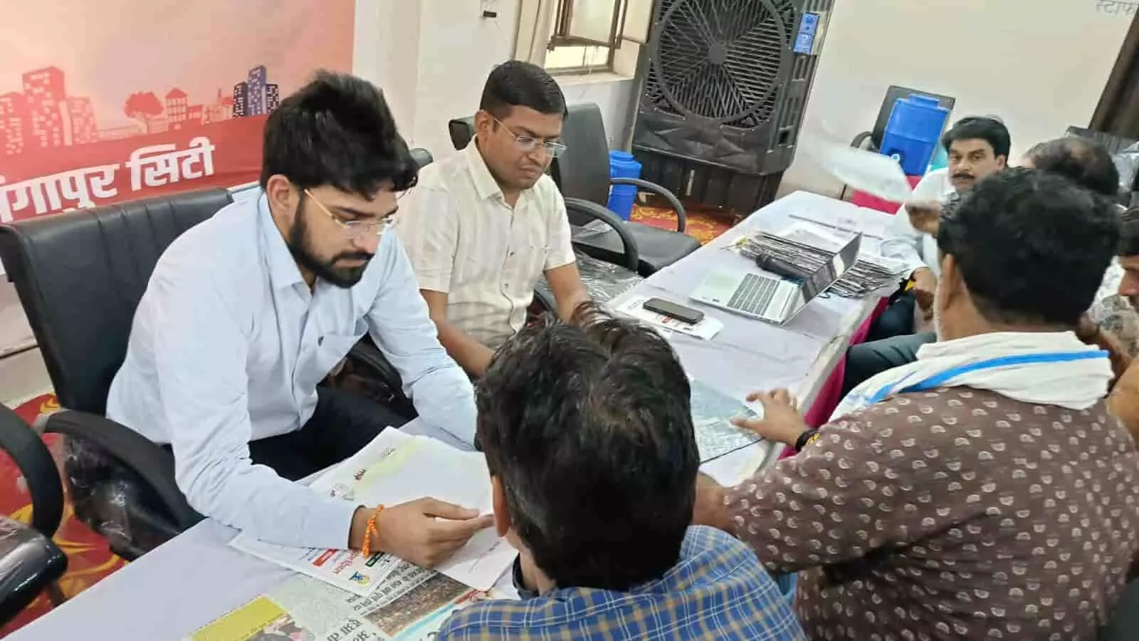 गंगापुर सिटी नगर परिषद में अधिकारी नागरिकों की समस्याएं सुनते और हल करते हुए। गंगापुर सिटी नगर परिषद में अधिकारी नागरिकों की समस्याएं सुनते और हल करते हुए।