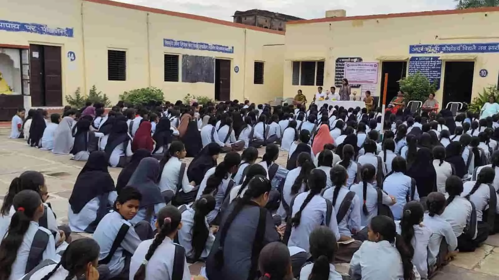 विधिक जागरूकता शिविर में विद्यालय प्रांगण में बैठी छात्राएं और मंच पर अधिकारी। विधिक जागरूकता शिविर में विद्यालय प्रांगण में बैठी छात्राएं और मंच पर अधिकारी।