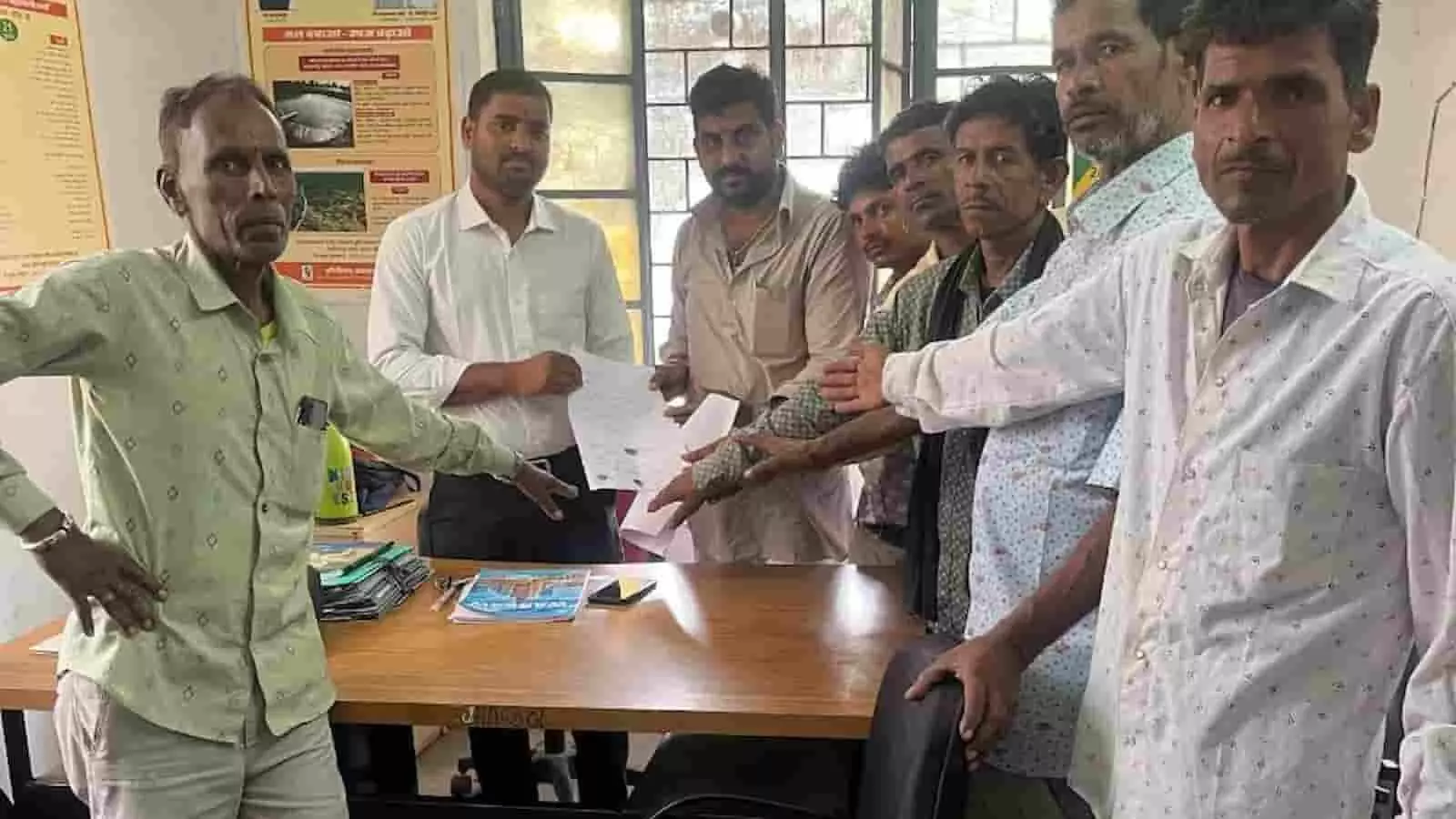झाडोल कृषि कार्यालय में शिकायत पत्र देते हुए किसान और विभाग के कर्मचारी।