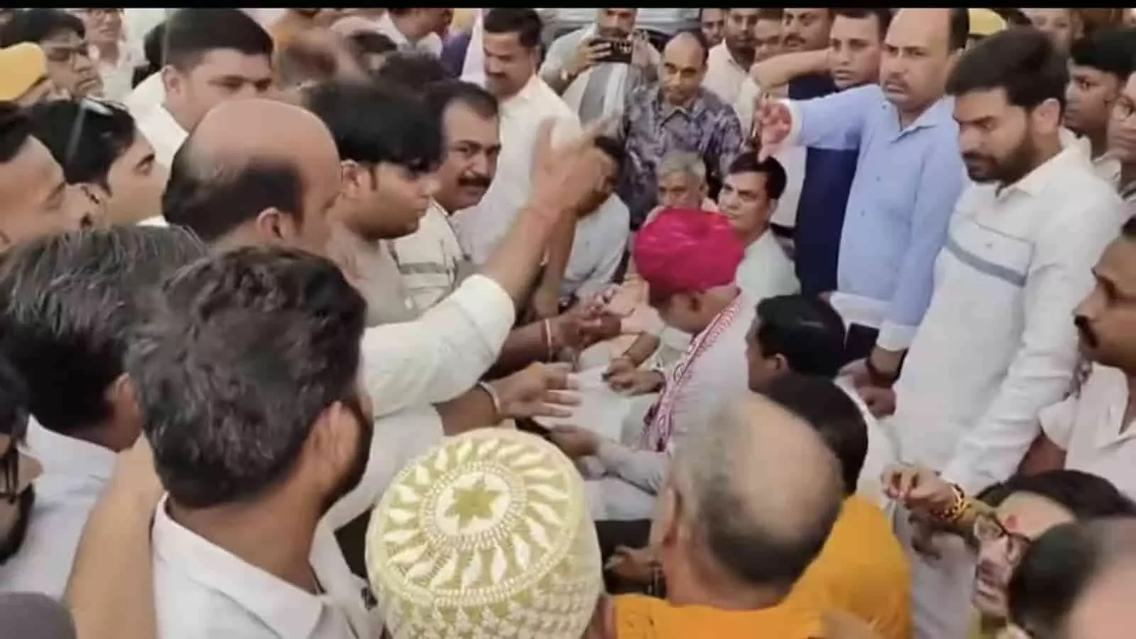 नगर परिषद शिविर में बैठे मंत्री झाबर सिंह खर्रा और उनसे बात करते लोग।