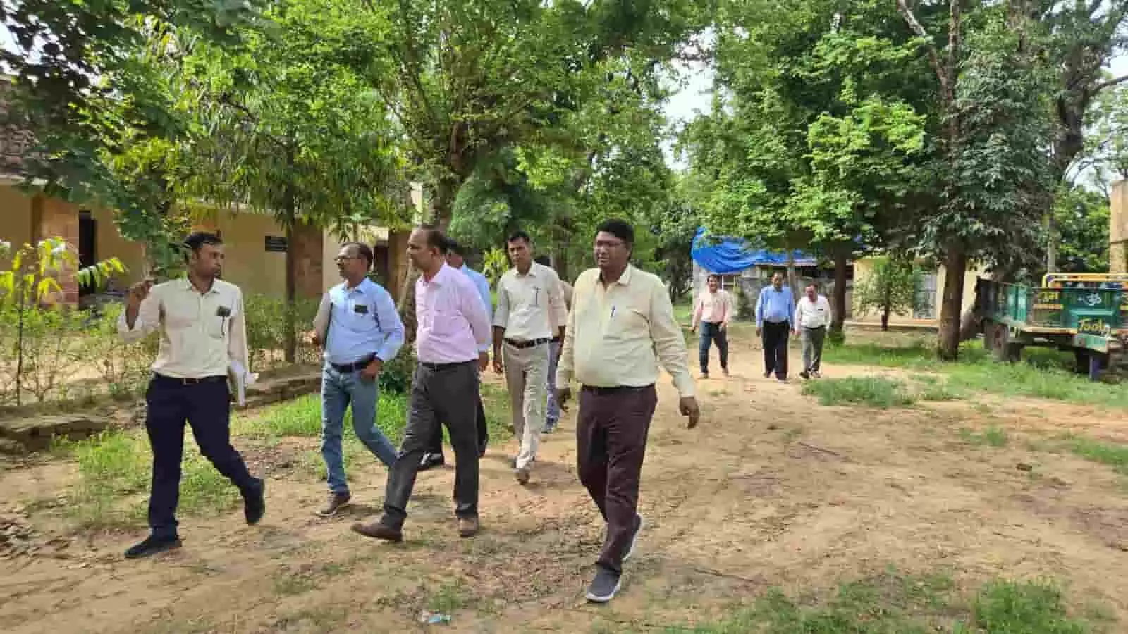 कुलपति और अधिकारियों की टीम भुसावर कृषि महाविद्यालय परिसर का निरीक्षण करते हुए। कुलपति और अधिकारियों की टीम भुसावर कृषि महाविद्यालय परिसर का निरीक्षण करते हुए।