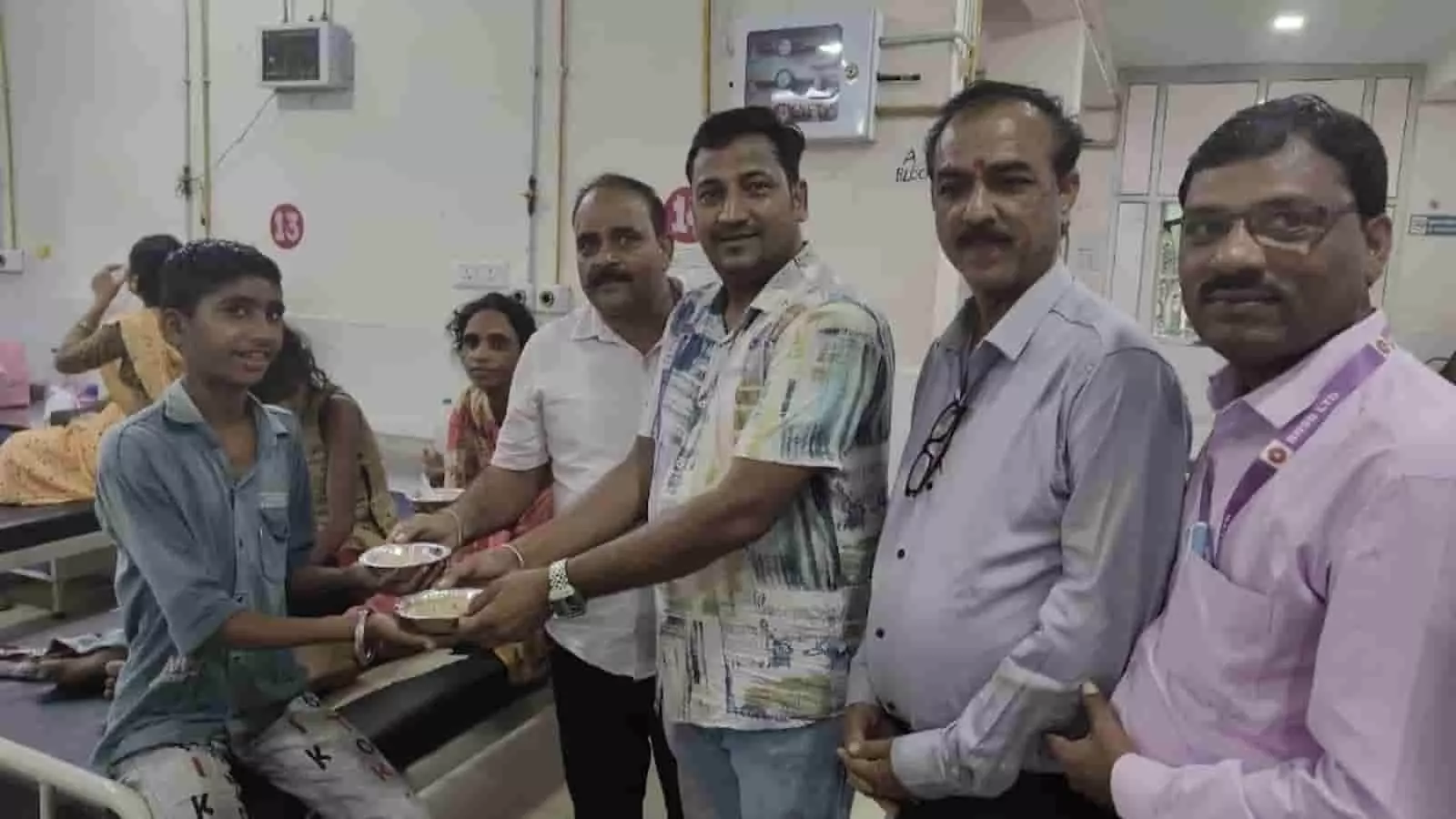 अस्पताल में मरीजों को भोजन वितरित करते बारां नागरिक सहकारी बैंक के पदाधिकारी।