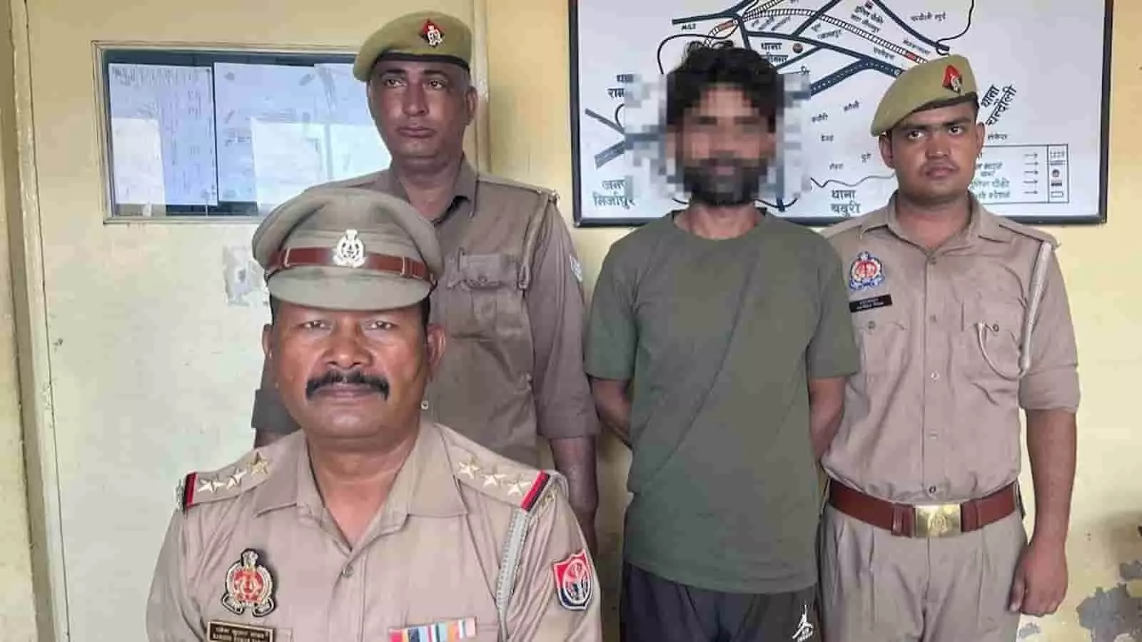 पुलिस स्टेशन में पुलिसकर्मियों के बीच खड़ा एक आरोपी और काम करते पुलिस अधिकारी। पुलिस स्टेशन में पुलिसकर्मियों के बीच खड़ा एक आरोपी और काम करते पुलिस अधिकारी।