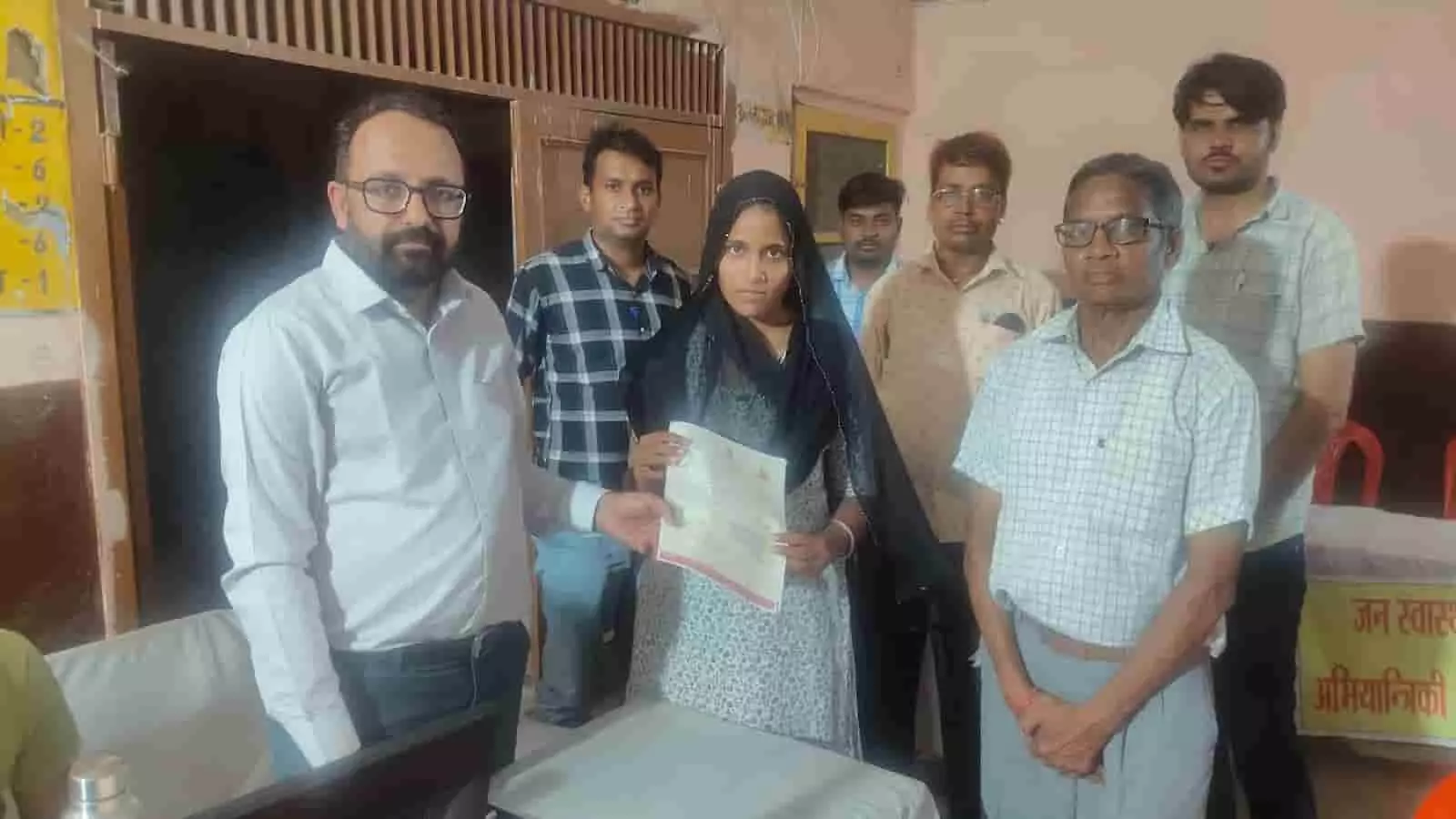 सवाई माधोपुर नगर परिषद कार्यालय में आयुक्त महिला को सरकारी दस्तावेज सौंप रहे सवाई माधोपुर नगर परिषद कार्यालय में आयुक्त महिला को सरकारी दस्तावेज सौंप रहे