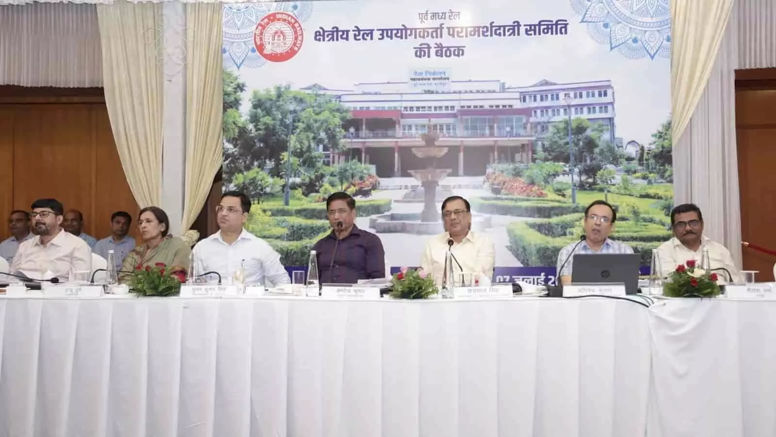पटना में पूर्व मध्य रेल की बैठक में मंच पर बैठे अधिकारी और सदस्य। पटना में पूर्व मध्य रेल की बैठक में मंच पर बैठे अधिकारी और सदस्य।