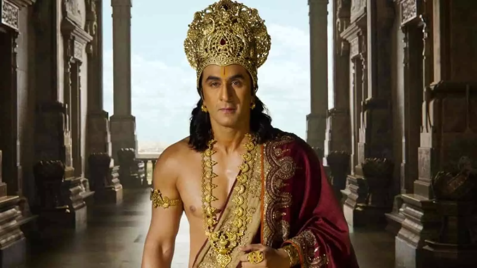 पारंपरिक वेशभूषा पहने अभिनेता रणबीर कपूर भगवान राम के रूप में नजर आ रहे हैं।