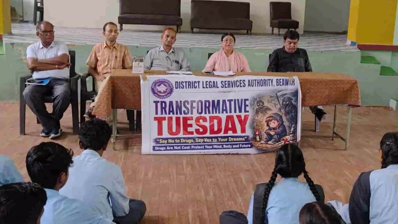 तस्वीर में ब्यावर के स्कूल में नशा मुक्ति विधिक जागरूकता शिविर के दौरान मंच पर बैठे न्यायिक अधिकारी दिख रहे हैं। तस्वीर में ब्यावर के स्कूल में नशा मुक्ति विधिक जागरूकता शिविर के दौरान मंच पर बैठे न्यायिक अधिकारी दिख रहे हैं।