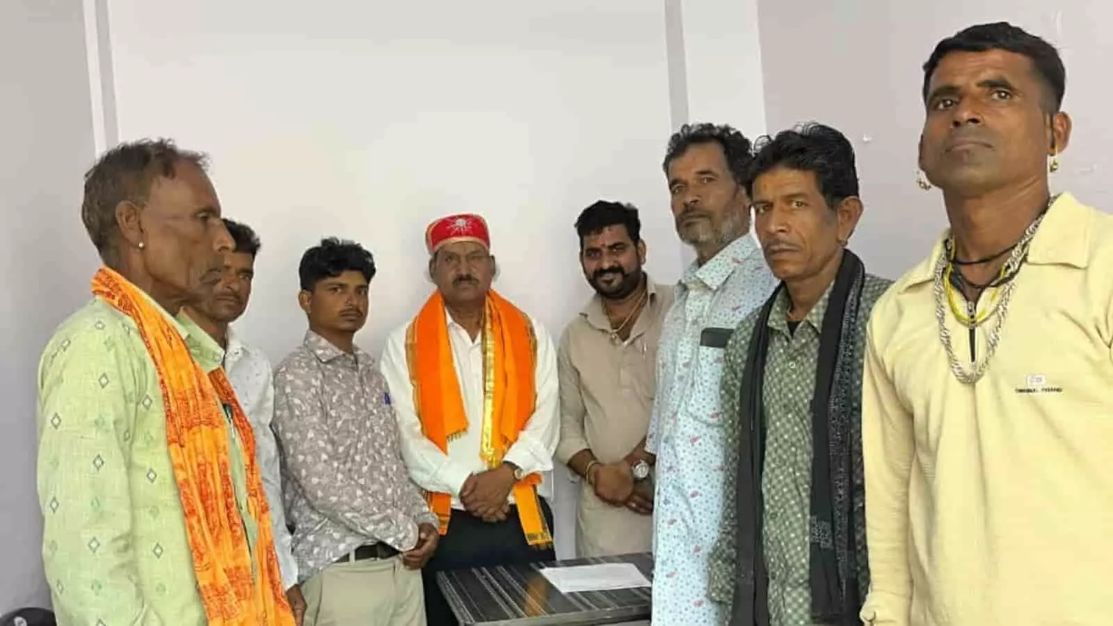 तस्वीर में झाड़ोल में नवनियुक्त ब्लॉक अध्यक्ष पन्नालाल मेघवाल कार्यकर्ताओं के साथ खड़े हैं।