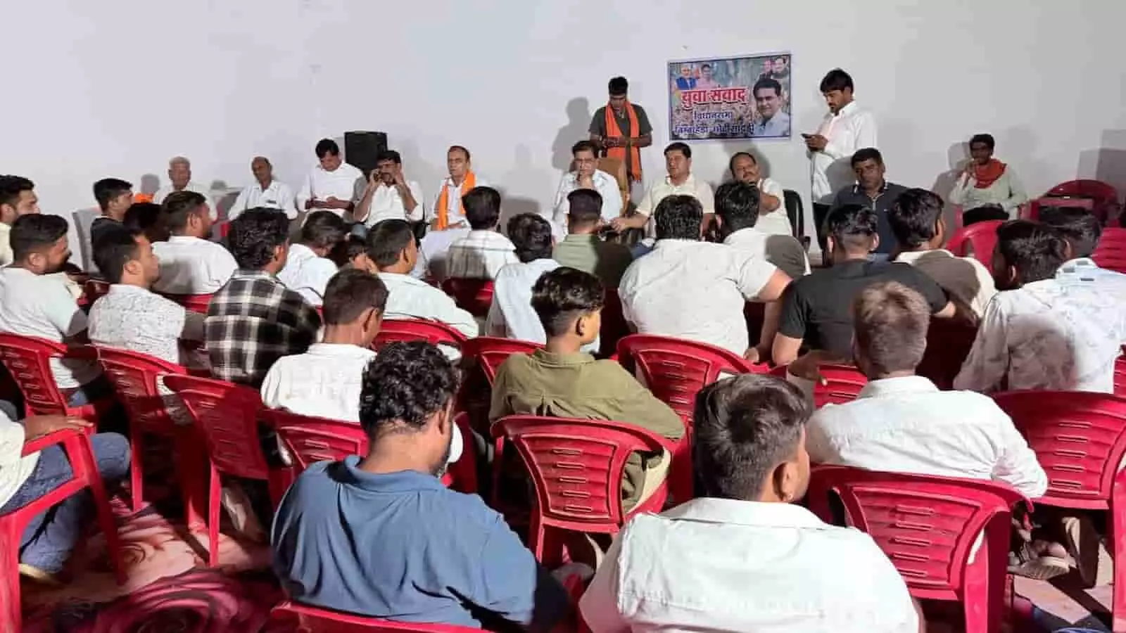 तस्वीर में निम्बाहेड़ा विधानसभा क्षेत्र के बड़ौली घाटा में आयोजित रात्रि चौपाल में कुर्सियों पर बैठे ग्रामीण और नेता दिख रहे हैं।
