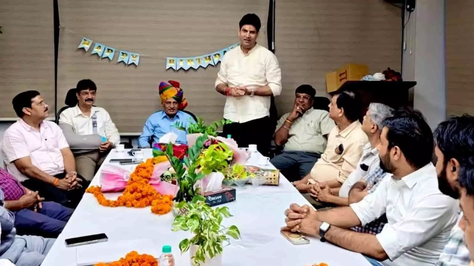 तस्वीर में मेज के चारों ओर बैठकर चर्चा करते ऑल इंडिया बैंक ऑफिसर्स कन्फेडरेशन के पदाधिकारी।