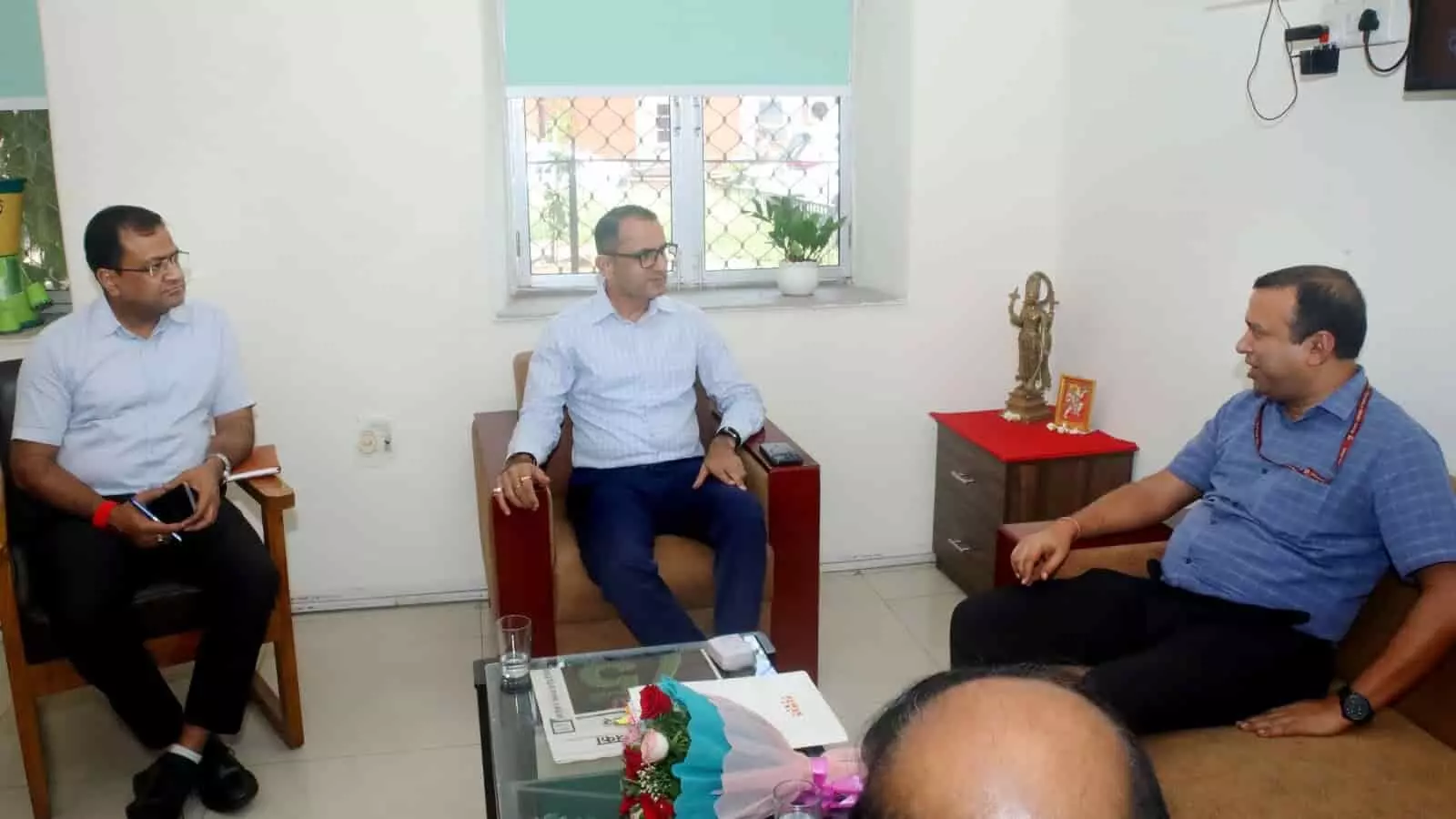 कार्यालय में पंचायती राज विभाग की गतिविधियों की समीक्षा बैठक के दौरान आपस में चर्चा करते अधिकारी।