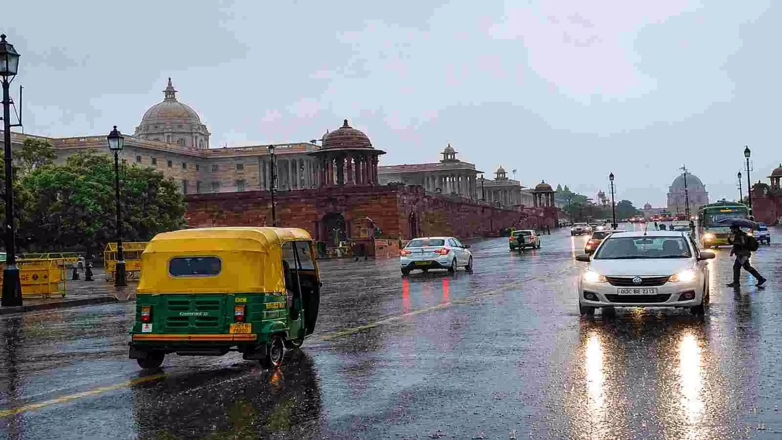 दिल्ली में मानसून के दौरान सड़क पर चलते वाहन और बारिश का दृश्य।