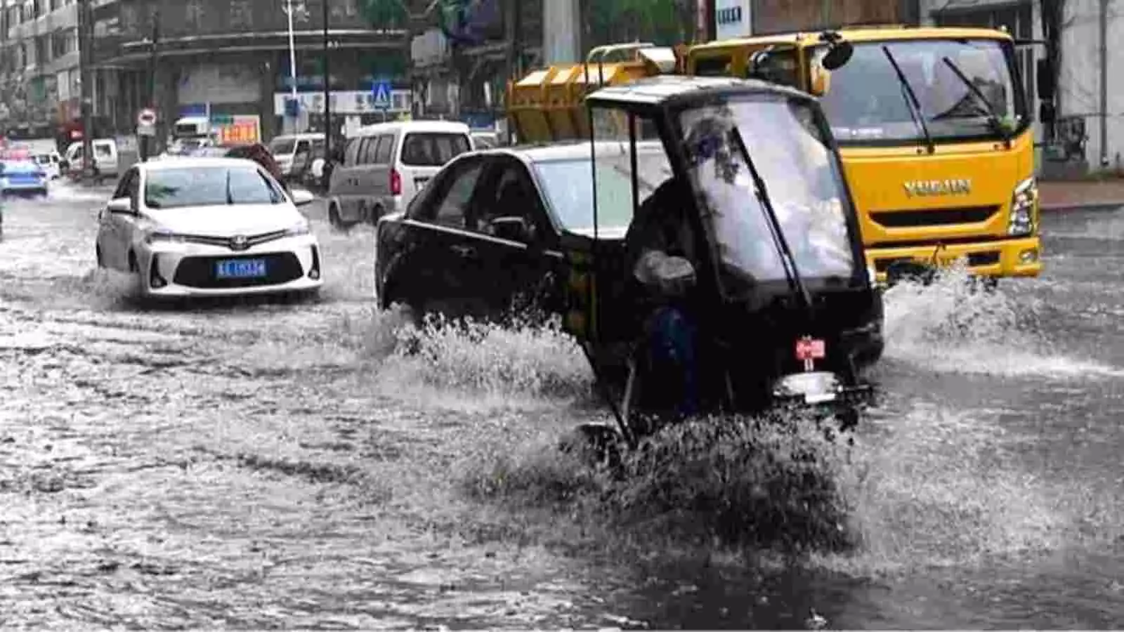 चीन में बाढ़ के कारण जलभराव वाली सड़क पर वाहन चलते हुए दिखाई दे रहे हैं। चीन में बाढ़ के कारण जलभराव वाली सड़क पर वाहन चलते हुए दिखाई दे रहे हैं।