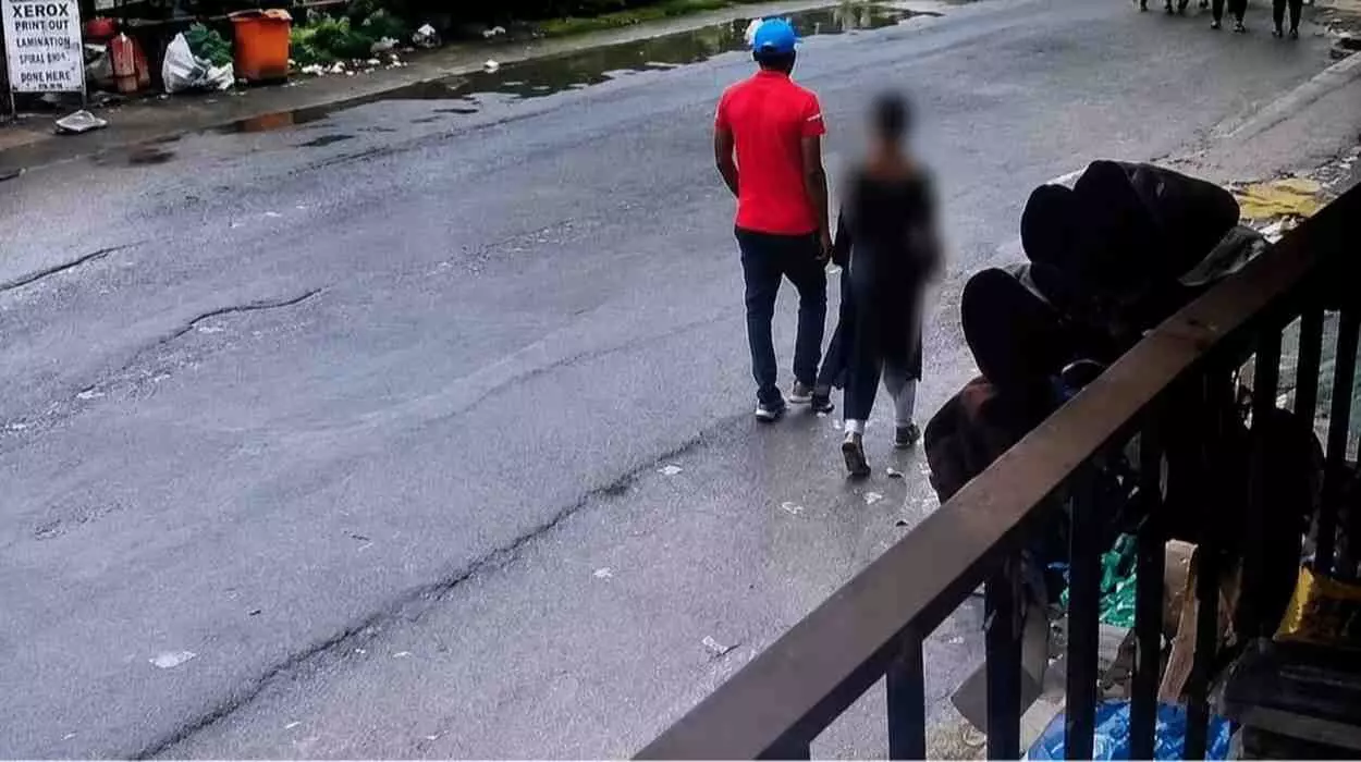 पुलिस टीम बारुईपुर में नाबालिग के साथ हुए अपराध के स्थान पर जांच कर रही है। पुलिस टीम बारुईपुर में नाबालिग के साथ हुए अपराध के स्थान पर जांच कर रही है।
