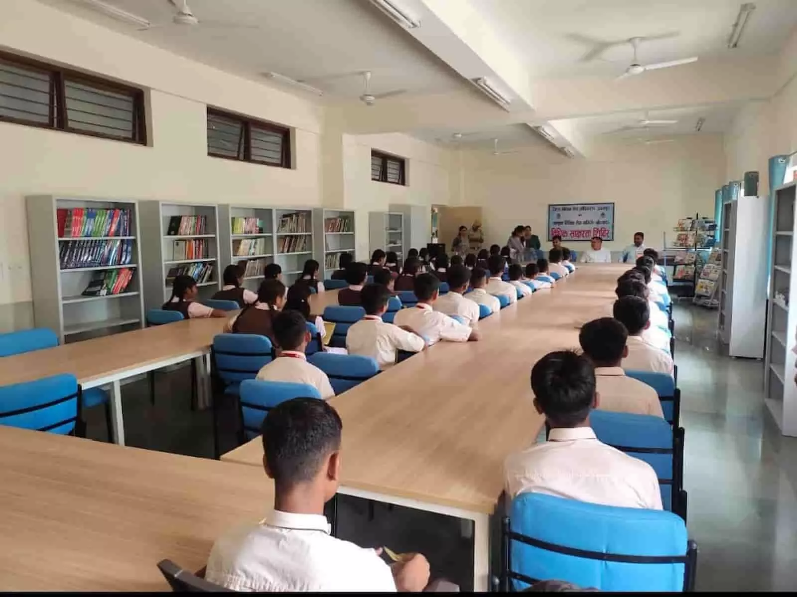 तस्वीर में पुस्तकालय कक्ष में बैठे विद्यार्थी विधिक जागरूकता शिविर के दौरान वक्ताओं को सुनते हुए दिख रहे हैं। तस्वीर में पुस्तकालय कक्ष में बैठे विद्यार्थी विधिक जागरूकता शिविर के दौरान वक्ताओं को सुनते हुए दिख रहे हैं।