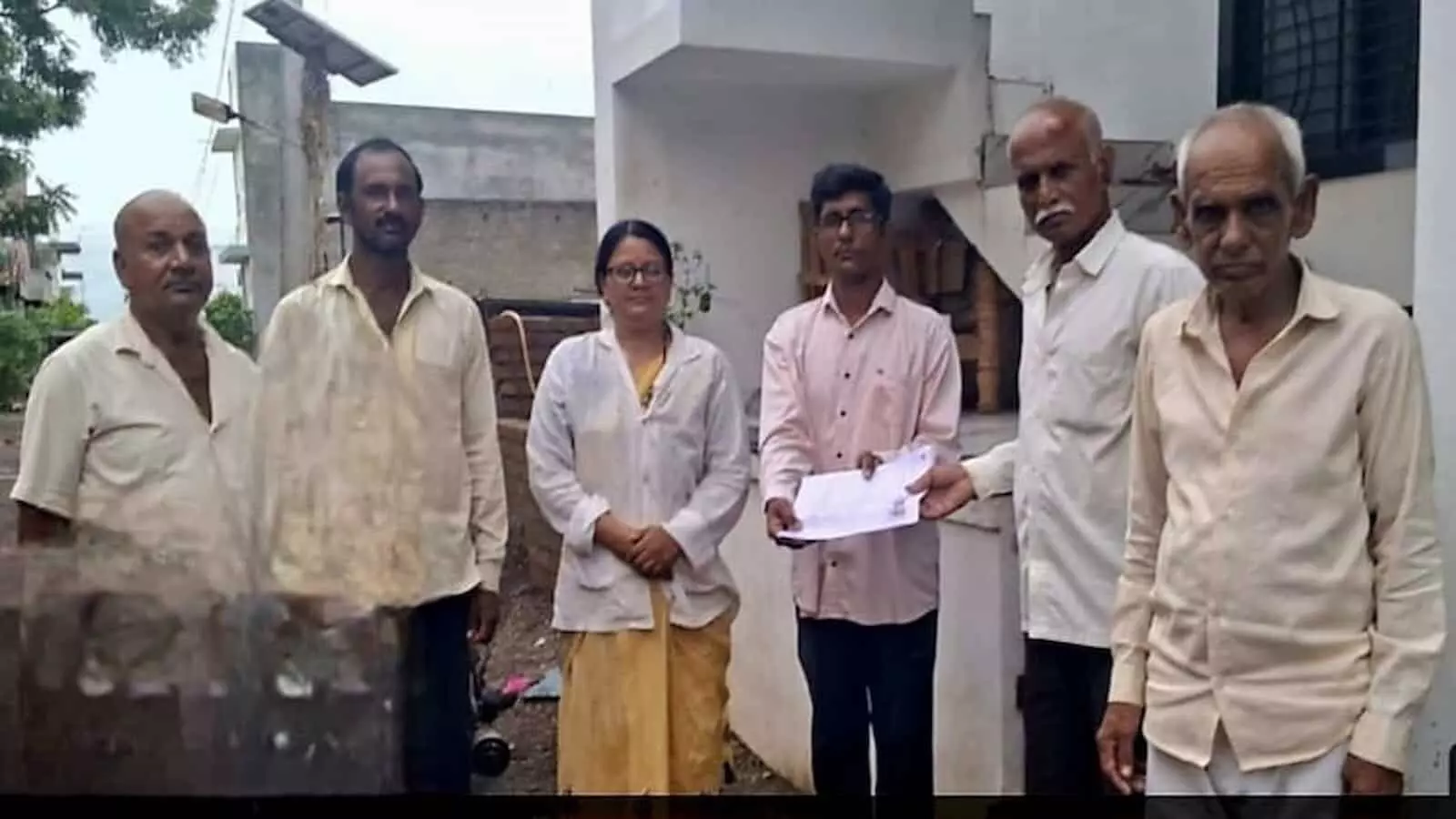 तस्वीर में बीएलओ और ग्रामीण भवन के बाहर दस्तावेज सौंपते हुए दिखाई दे रहे हैं। तस्वीर में बीएलओ और ग्रामीण भवन के बाहर दस्तावेज सौंपते हुए दिखाई दे रहे हैं।