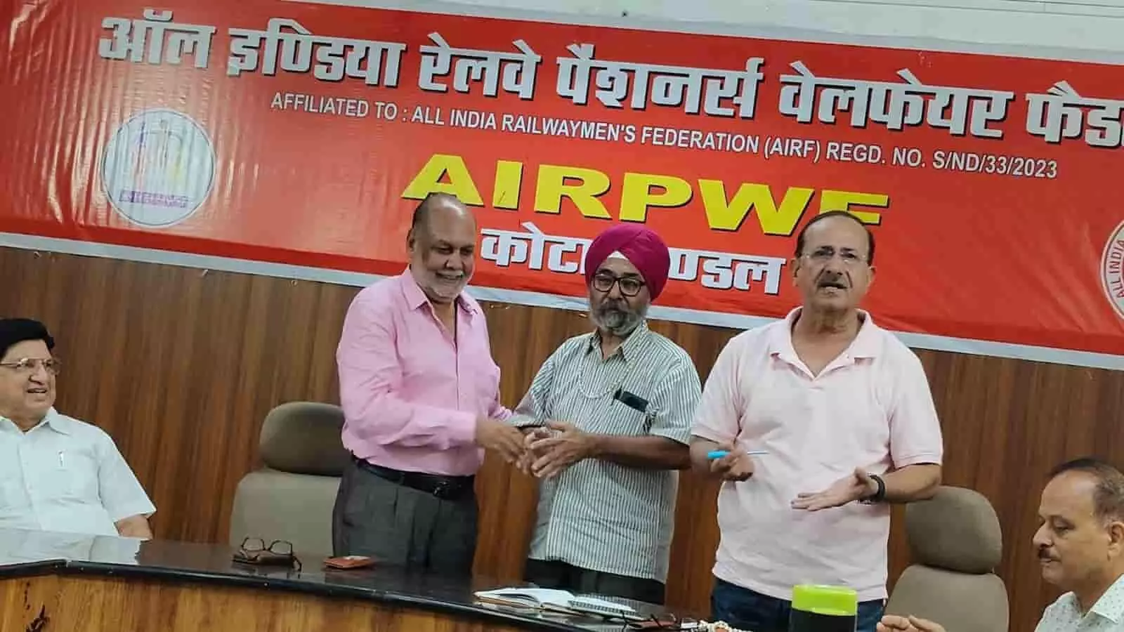तस्वीर में जी. पी. सिंह और अन्य सदस्य बोर्ड रूम में बैठक के दौरान दिखाई दे रहे हैं। तस्वीर में जी. पी. सिंह और अन्य सदस्य बोर्ड रूम में बैठक के दौरान दिखाई दे रहे हैं।