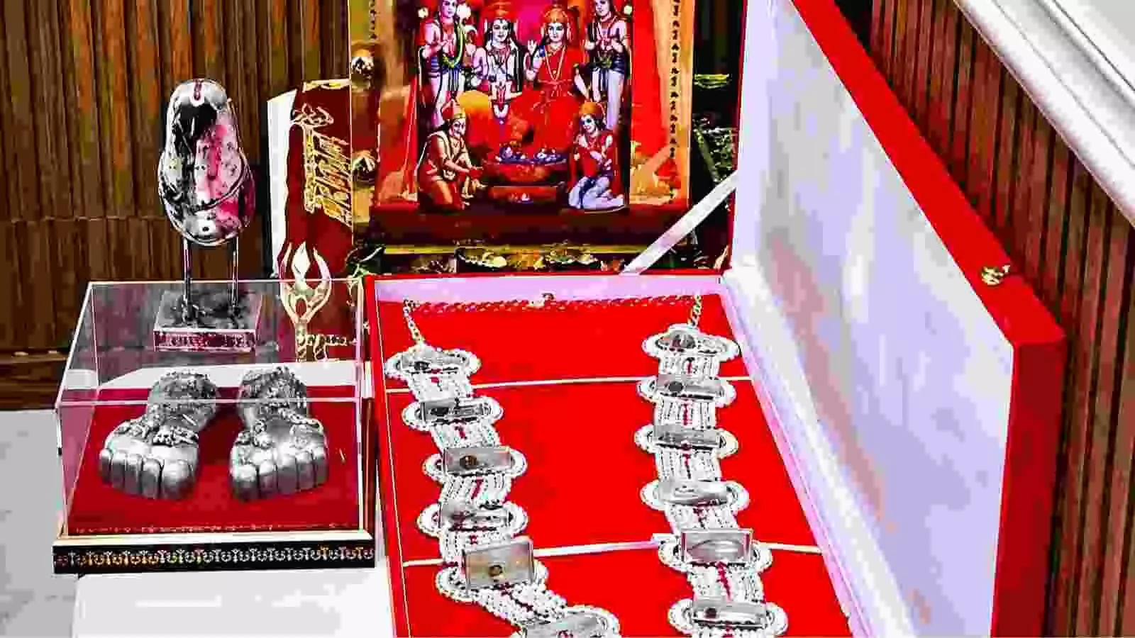 राम मंदिर में श्रद्धालुओं द्वारा दान की गई रजत वस्तुएं और कीमती उपहार। राम मंदिर में श्रद्धालुओं द्वारा दान की गई रजत वस्तुएं और कीमती उपहार।