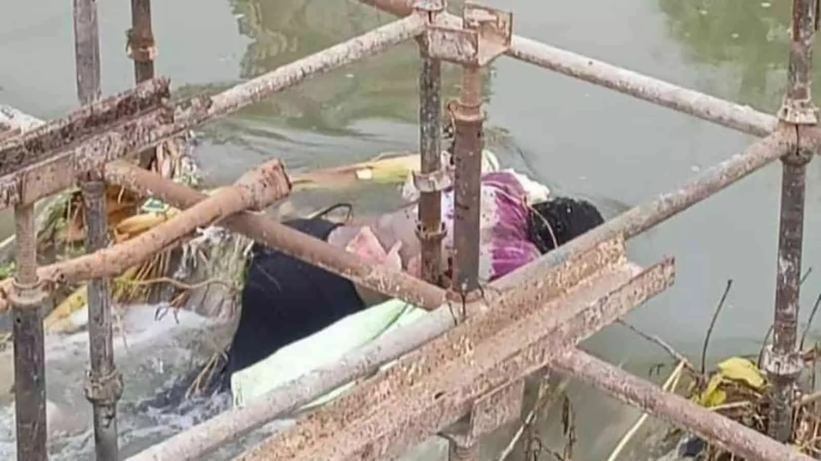 गोधन नहर में लोहे के मचान के पास पानी में तैरता हुआ युवती का शव। गोधन नहर में लोहे के मचान के पास पानी में तैरता हुआ युवती का शव।