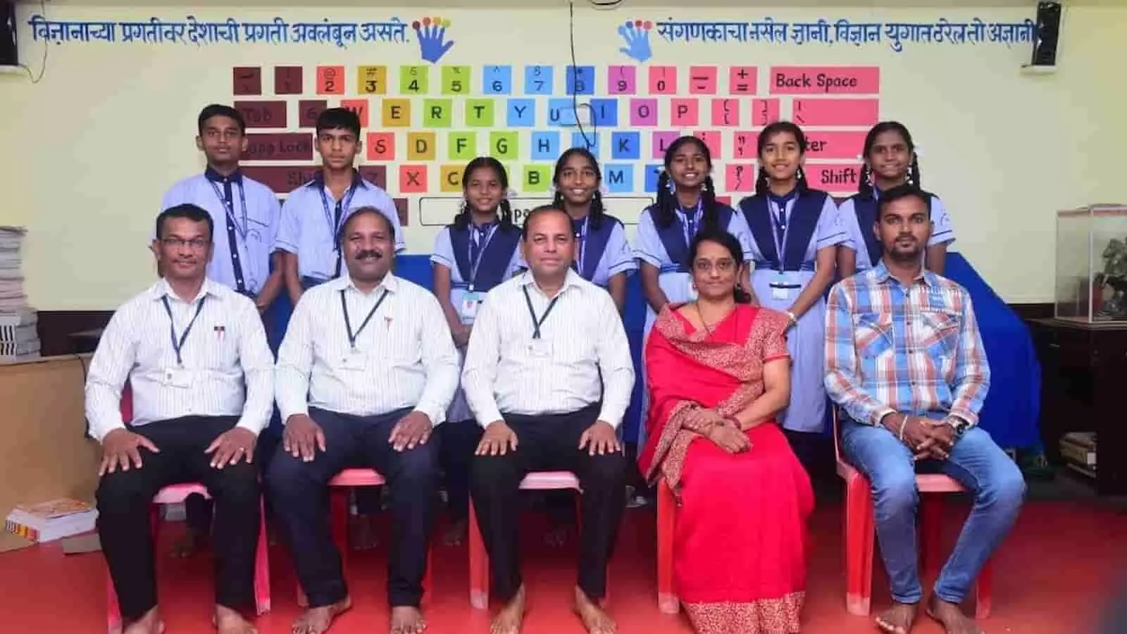 तस्वीर में कोल्हापुर के कागल में छात्रवृत्ति परीक्षा में सफल विद्यार्थी विद्यालय परिसर में दिखाई दे रहे हैं। तस्वीर में कोल्हापुर के कागल में छात्रवृत्ति परीक्षा में सफल विद्यार्थी विद्यालय परिसर में दिखाई दे रहे हैं।