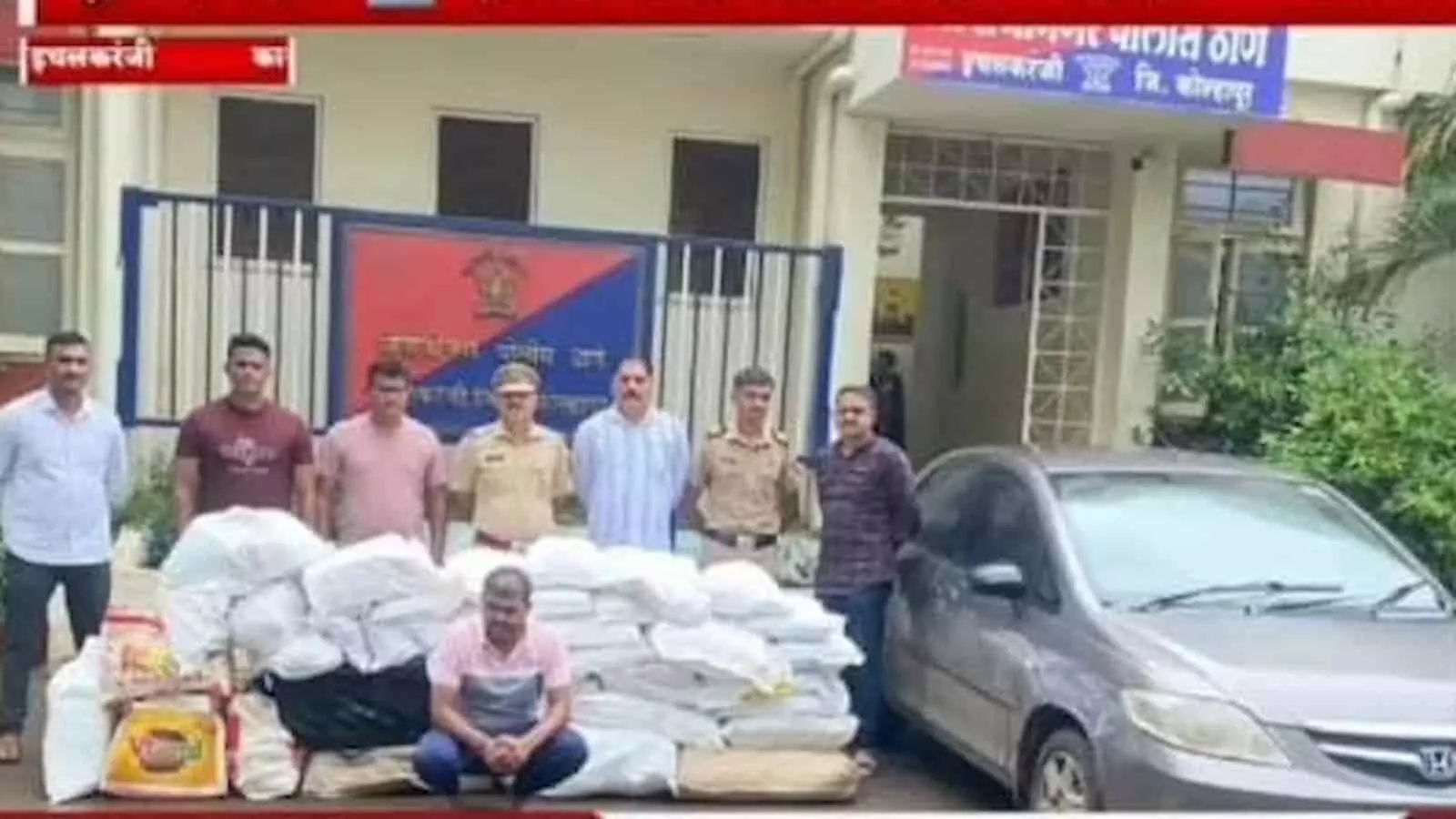 तस्वीर में शिवाजीनगर पुलिस थाने के बाहर पुलिसकर्मी जब्त माल और कार के साथ खड़े हैं। तस्वीर में शिवाजीनगर पुलिस थाने के बाहर पुलिसकर्मी जब्त माल और कार के साथ खड़े हैं।