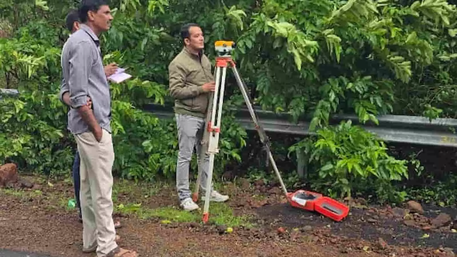 तस्वीर में सड़क किनारे खड़े अधिकारी लेव्हल यंत्र से रक्षादेवी घाट मार्ग की जांच कर रहे हैं। तस्वीर में सड़क किनारे खड़े अधिकारी लेव्हल यंत्र से रक्षादेवी घाट मार्ग की जांच कर रहे हैं।
