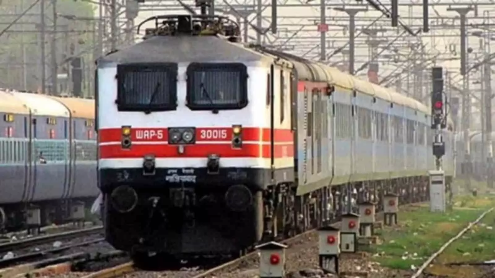 रेलवे ट्रैक पर खड़ा भारतीय रेल का इलेक्ट्रिक इंजन, जो परिचालन प्रभावित होने का प्रतीक है। रेलवे ट्रैक पर खड़ा भारतीय रेल का इलेक्ट्रिक इंजन, जो परिचालन प्रभावित होने का प्रतीक है।