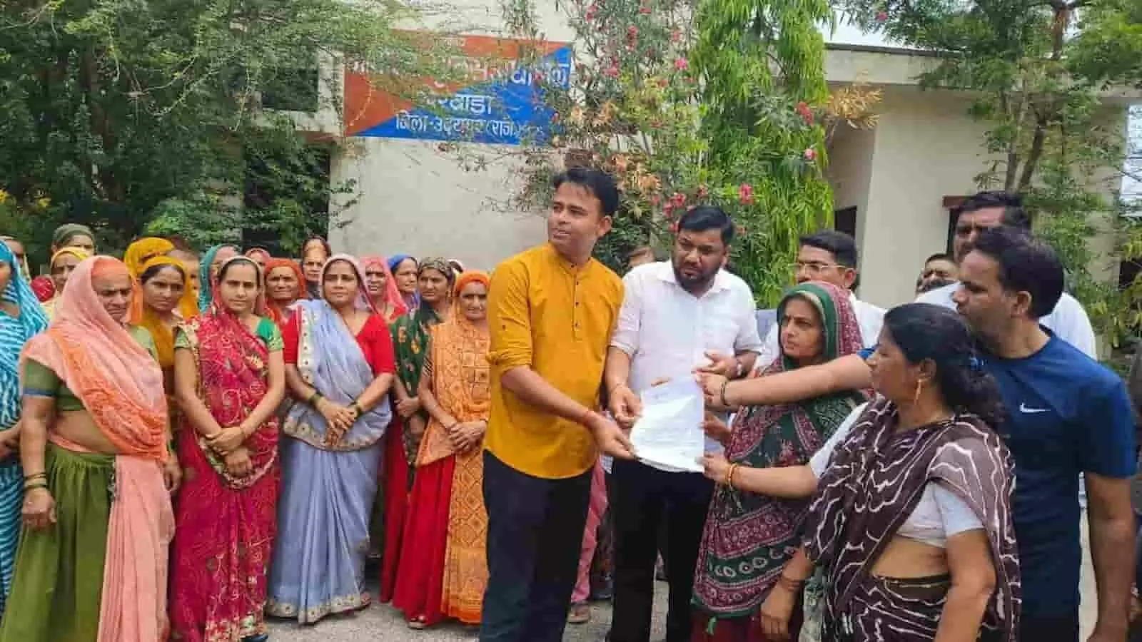 तस्वीर में खेरवाड़ा कार्यालय के बाहर ग्रामीणजन अधिकारियों को चोरी मामले में ज्ञापन सौंपते हुए। तस्वीर में खेरवाड़ा कार्यालय के बाहर ग्रामीणजन अधिकारियों को चोरी मामले में ज्ञापन सौंपते हुए।