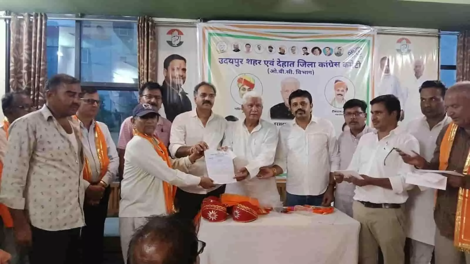 उदयपुर में कांग्रेस ओबीसी विभाग की बैठक के दौरान मंच पर बैठे पदाधिकारी और कार्यकर्ता। उदयपुर में कांग्रेस ओबीसी विभाग की बैठक के दौरान मंच पर बैठे पदाधिकारी और कार्यकर्ता।