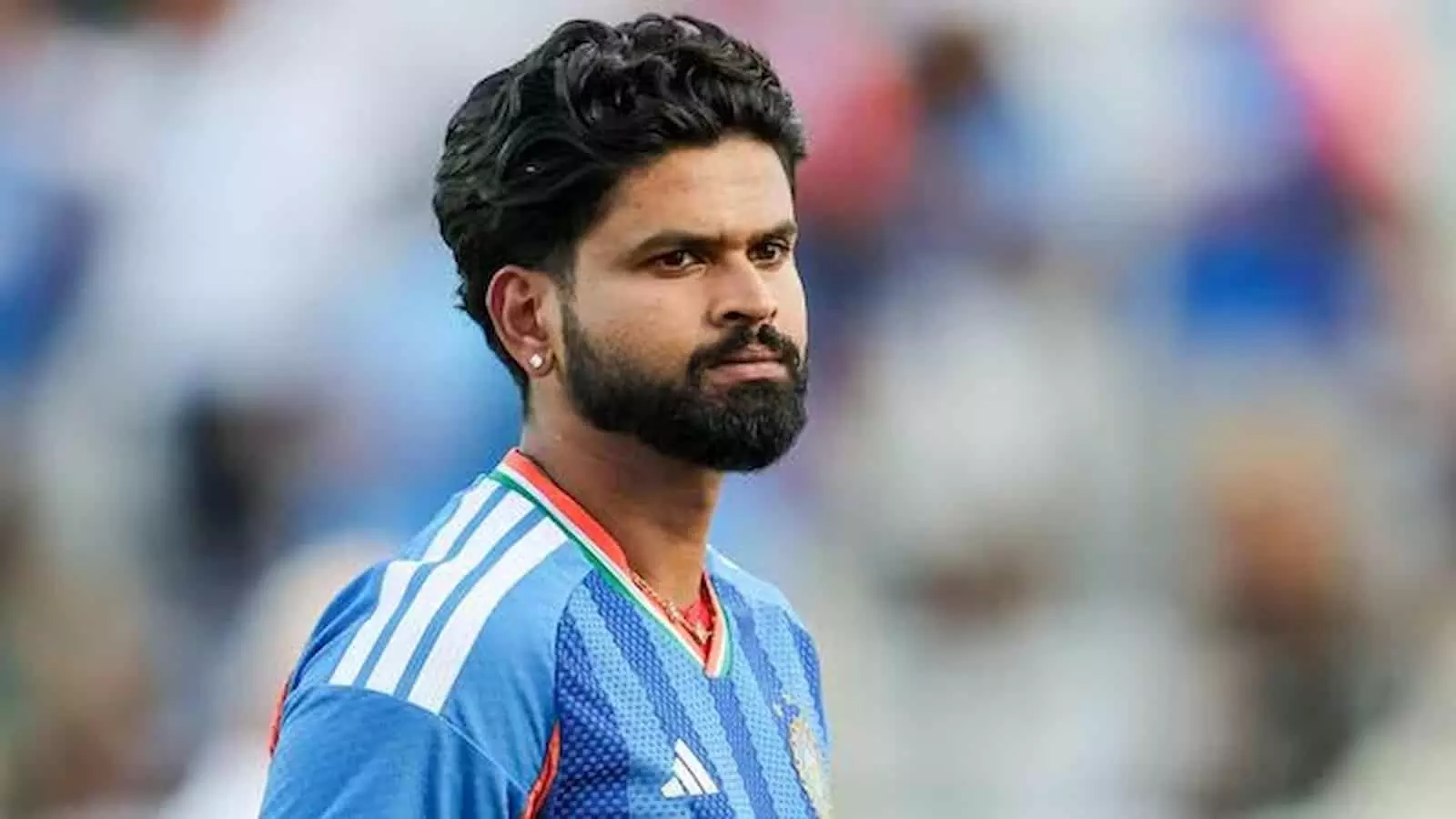 तस्वीर में भारतीय कप्तान श्रेयस अय्यर क्रिकेट के मैदान पर खड़े दिखाई दे रहे हैं। तस्वीर में भारतीय कप्तान श्रेयस अय्यर क्रिकेट के मैदान पर खड़े दिखाई दे रहे हैं।