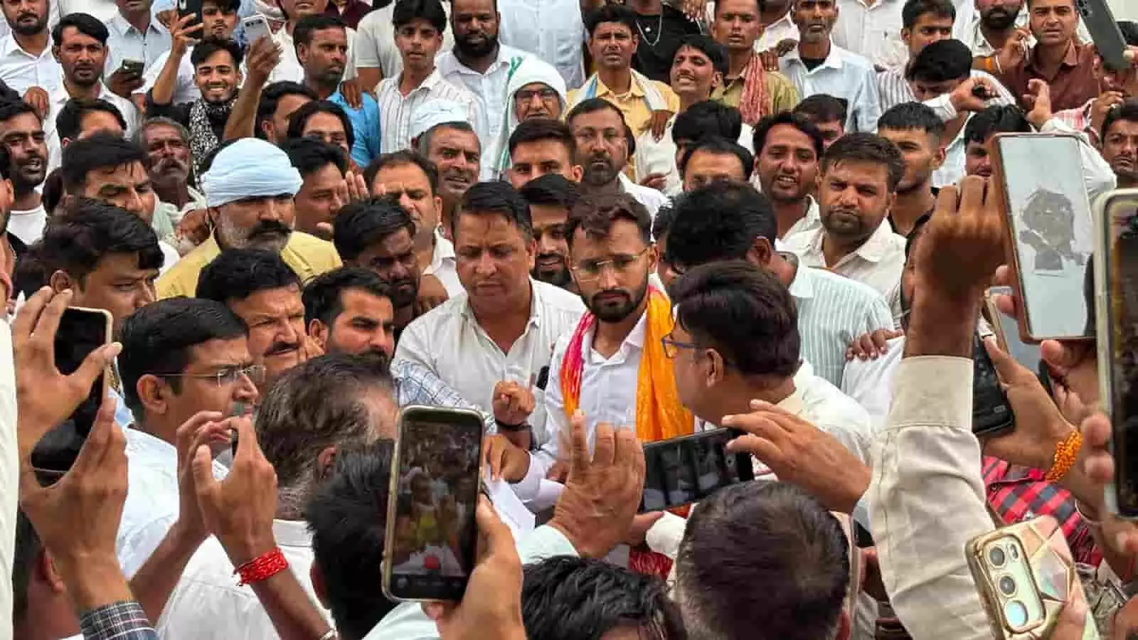 गंगापुर सिटी में गुर्जर समाज के लोग सोशल मीडिया पर आपत्तिजनक पोस्ट का विरोध कर रहे हैं। गंगापुर सिटी में गुर्जर समाज के लोग सोशल मीडिया पर आपत्तिजनक पोस्ट का विरोध कर रहे हैं।