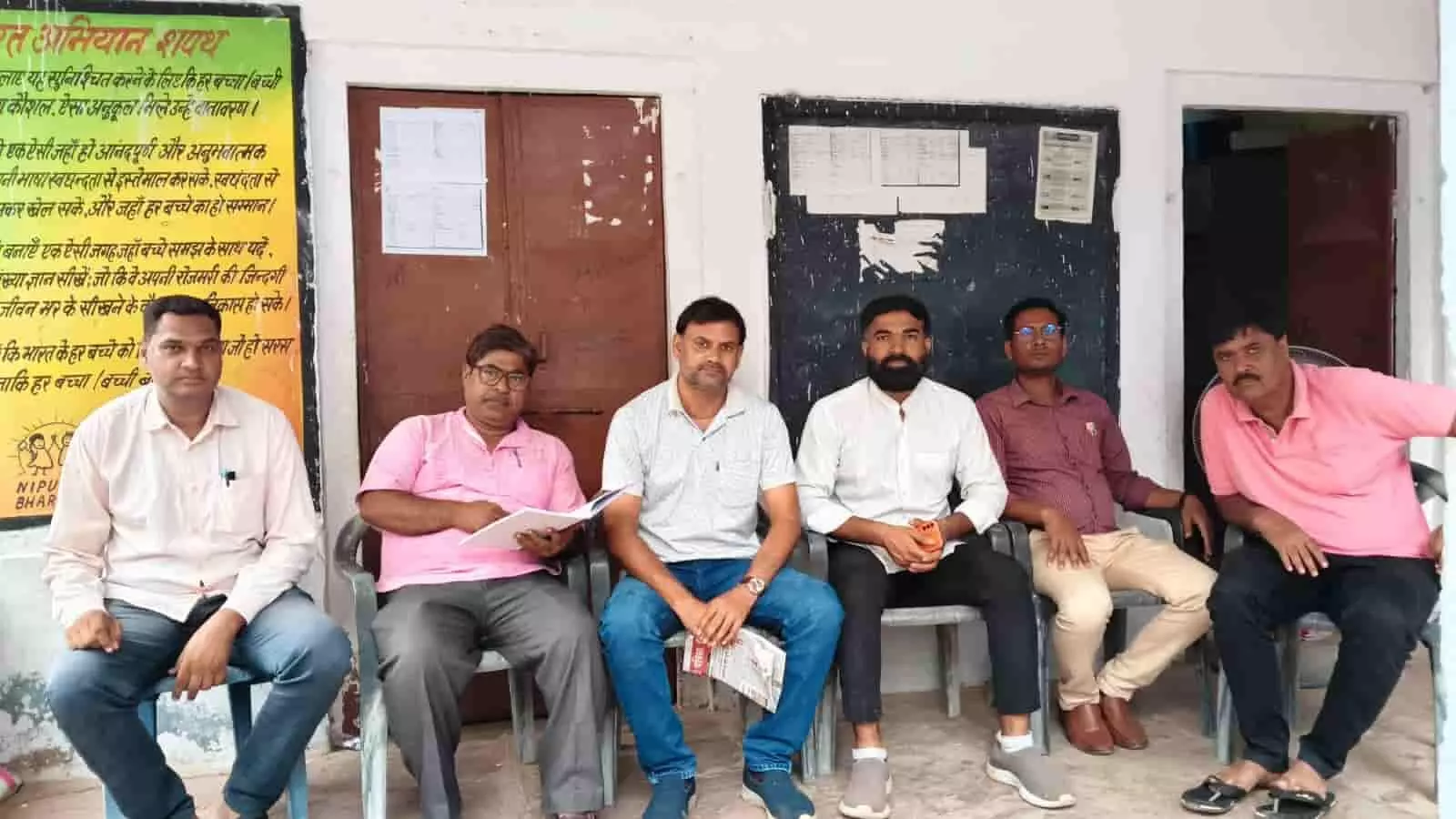 तस्वीर में एक कतार में कुर्सियों पर बैठे हुए पुरुष शिक्षक वजीरपुर बैठक के दौरान दिख रहे हैं। तस्वीर में एक कतार में कुर्सियों पर बैठे हुए पुरुष शिक्षक वजीरपुर बैठक के दौरान दिख रहे हैं।
