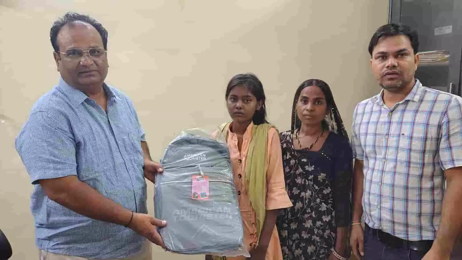 तस्वीर में स्वास्थ्य भवन के भीतर चिकित्सा अधिकारी एक बच्ची को स्कूल बैग देते हुए नजर आ रहे हैं। तस्वीर में स्वास्थ्य भवन के भीतर चिकित्सा अधिकारी एक बच्ची को स्कूल बैग देते हुए नजर आ रहे हैं।